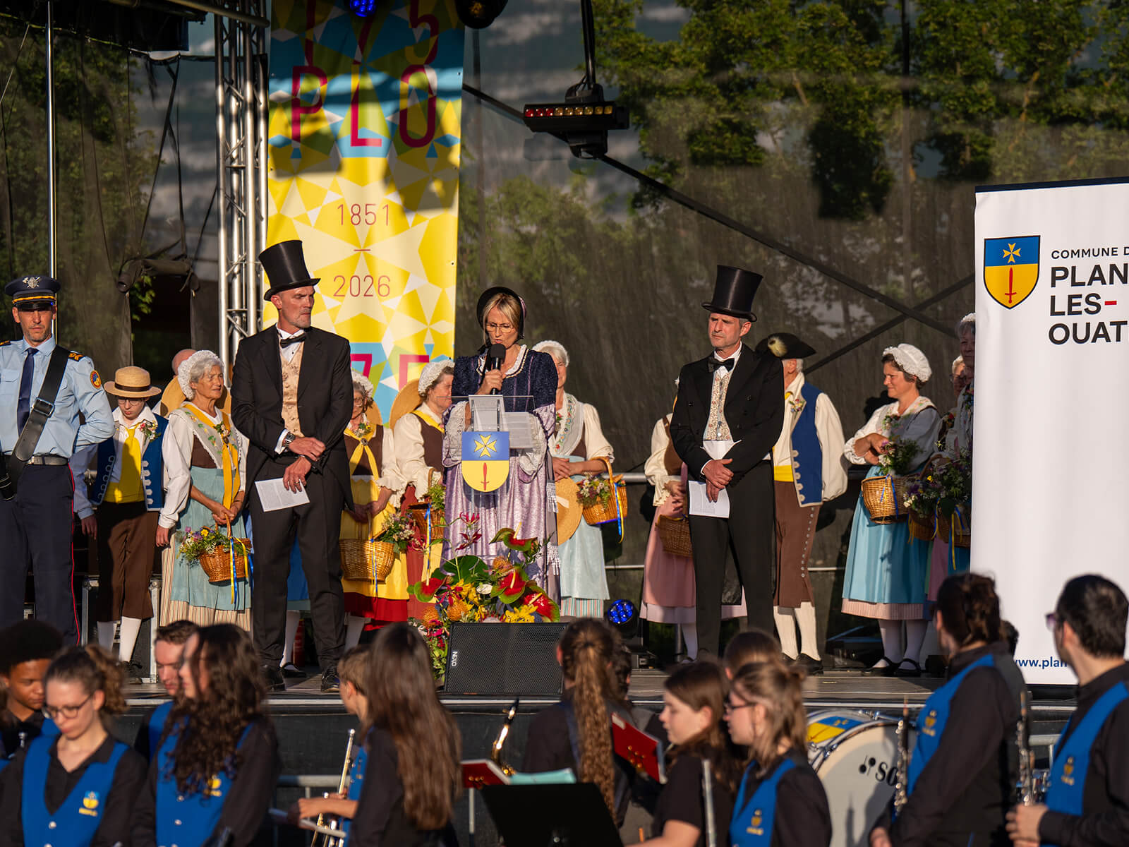  Public inauguration event in Plan-les-Ouates featuring visitors trying VR headsets, exhibition displays, and celebratory banners during the 175th anniversary celebration.